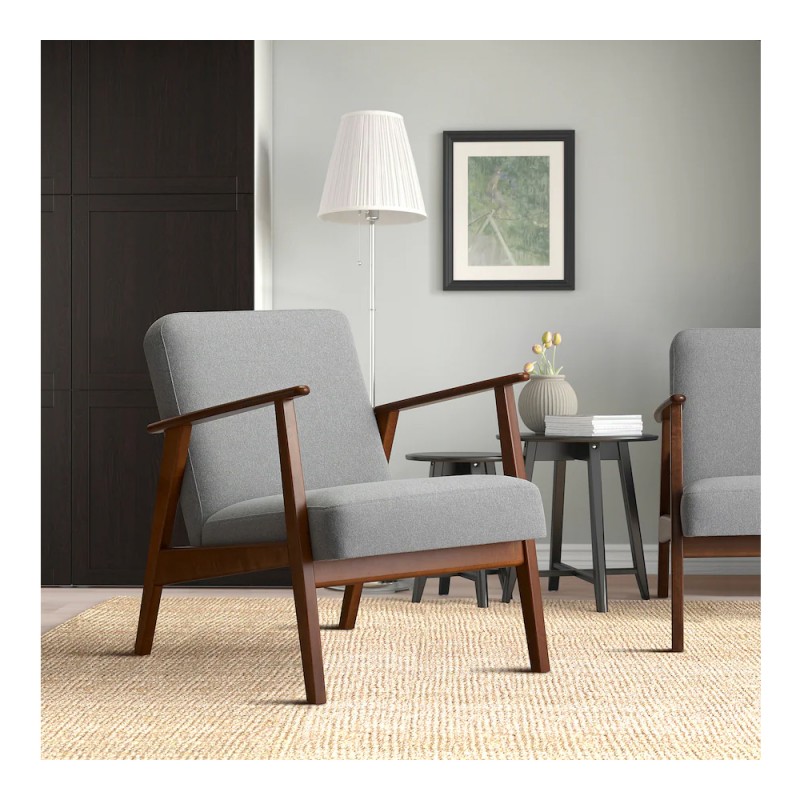 Szeroki fotel z litego drewna z eleganckim obiciem  - 922